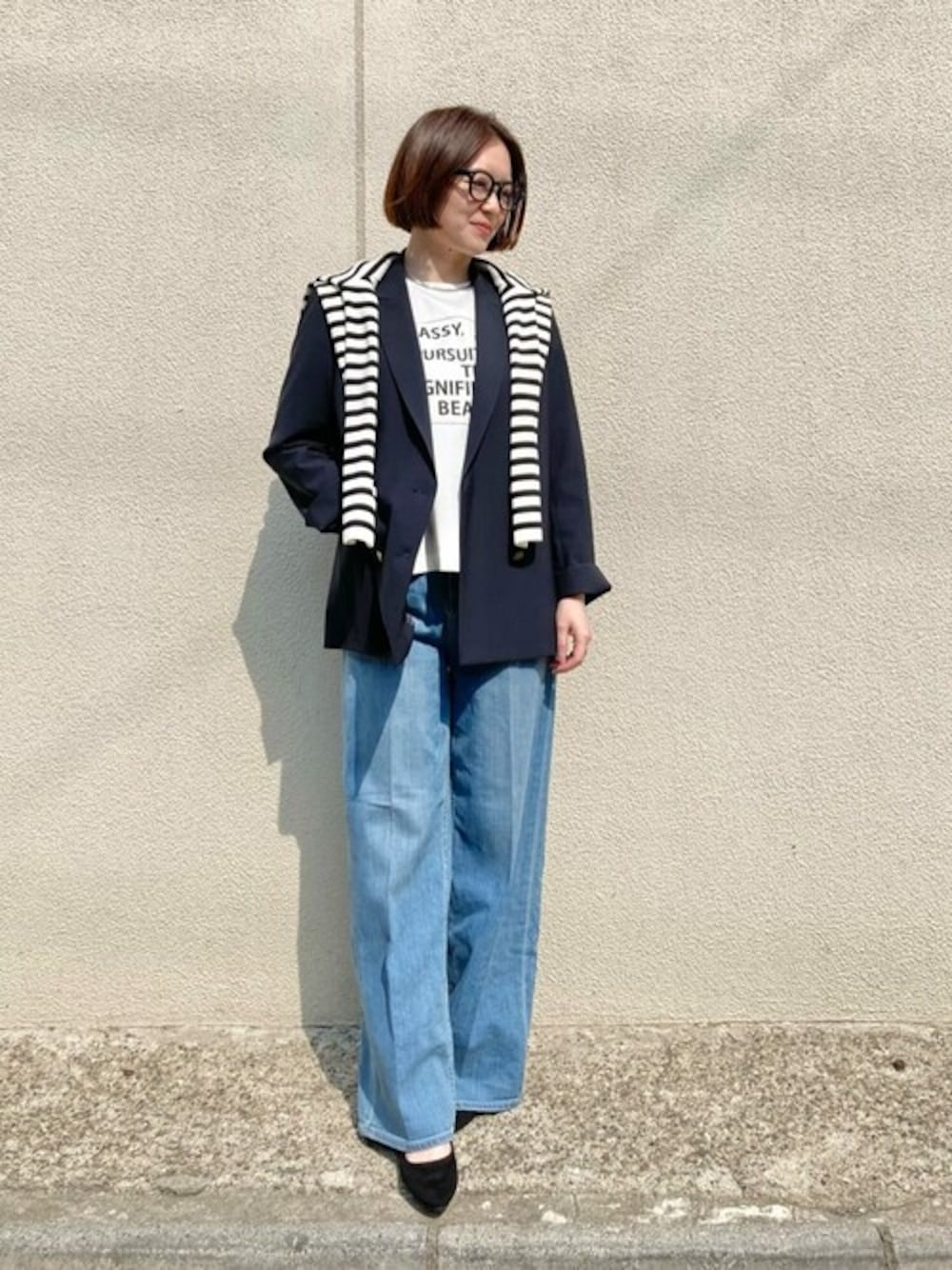 ブルー系のデニムパンツ、ブルー系のセットアップ、ホワイト系のカーディガン/ボレロを着用したレディースの春コーディネートの1枚目の写真