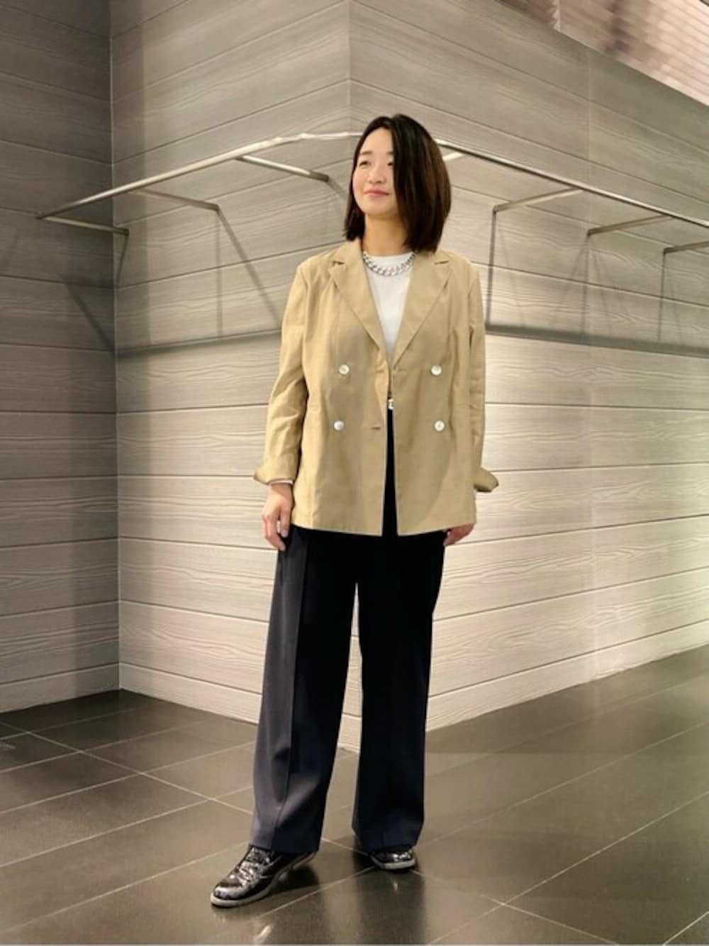 ホワイト系のTシャツ/カットソー、ベージュ系のテーラードジャケットを着用したレディースの春コーディネートの1枚目の写真