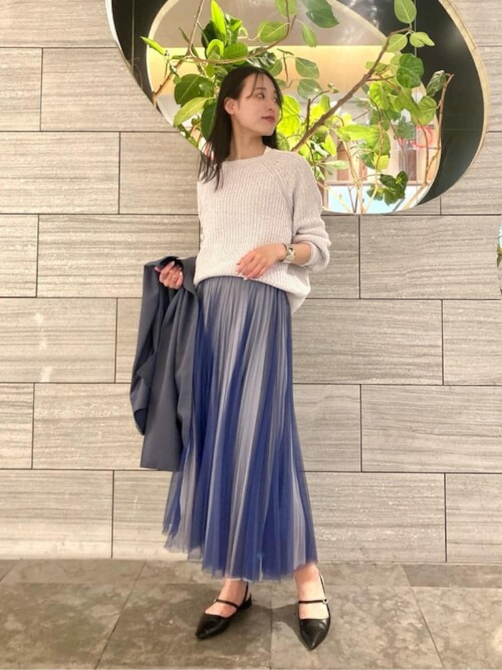 「ニット、スカート、トレンチコート、チュールスカート、きれいめカジュアル、春コーデ、コムサ、高身長女子、COMMECA、K.T キヨコタカセ」｜「COMME CAの【リバーシブル】ソフトチュール×オーガンジートリコット広幅 スカート（スカート、ブラック系）」を使った、COMME CA OFFICIALさん（レディース・169cm）の春コーディネートの1枚目の写真