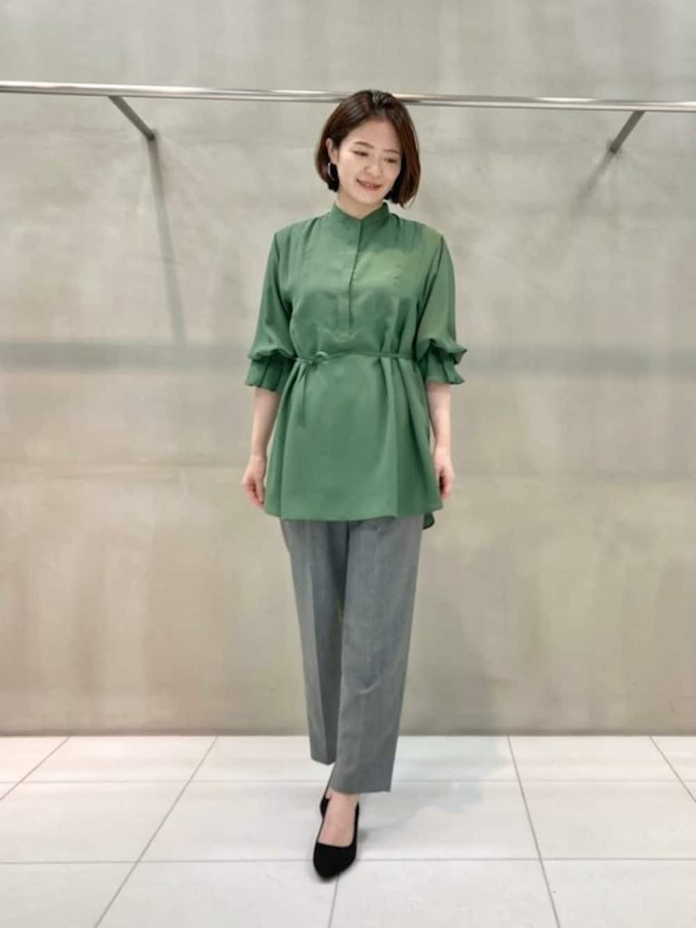 グリーン系のシャツ/ブラウス、グレー系のその他パンツを着用したレディースの春コーディネートの1枚目の写真