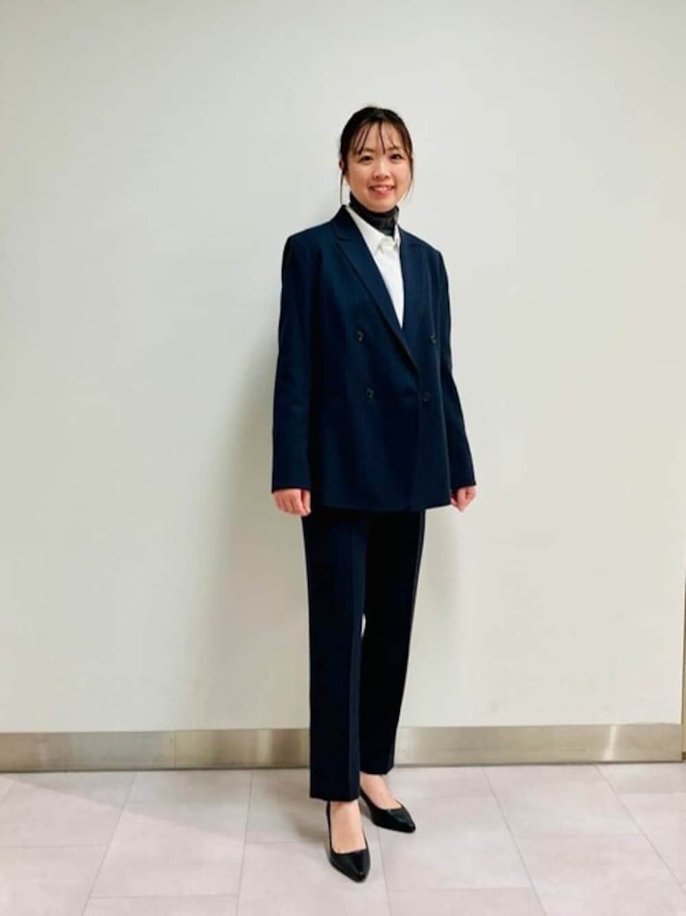 ブルー系のスーツジャケット、ホワイト系のシャツ/ブラウス、ブルー系のスラックスを着用したレディースの春コーディネートの1枚目の写真