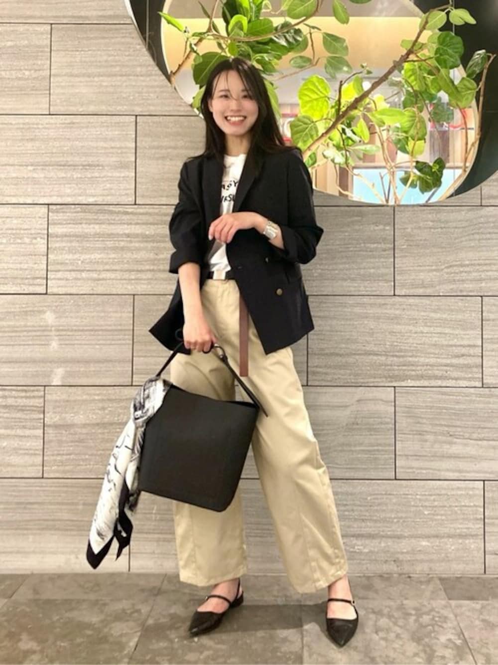 ブルー系のセットアップ、ホワイト系のTシャツ/カットソー、ベージュ系のチノパンツを着用したレディースの春コーディネートの1枚目の写真