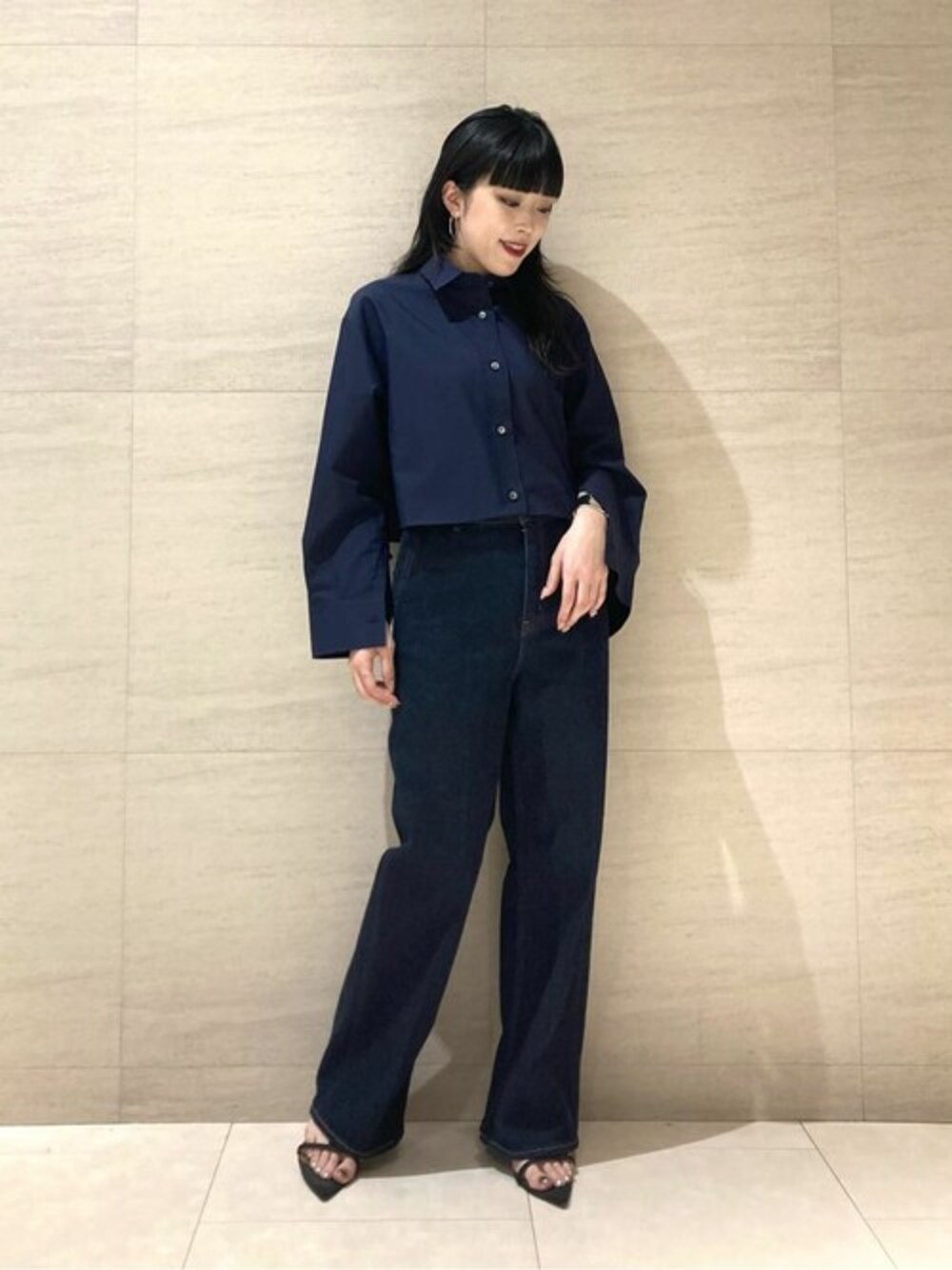 ブルー系のシャツ/ブラウス、ブルー系のデニムパンツを着用したレディースの春コーディネートの1枚目の写真