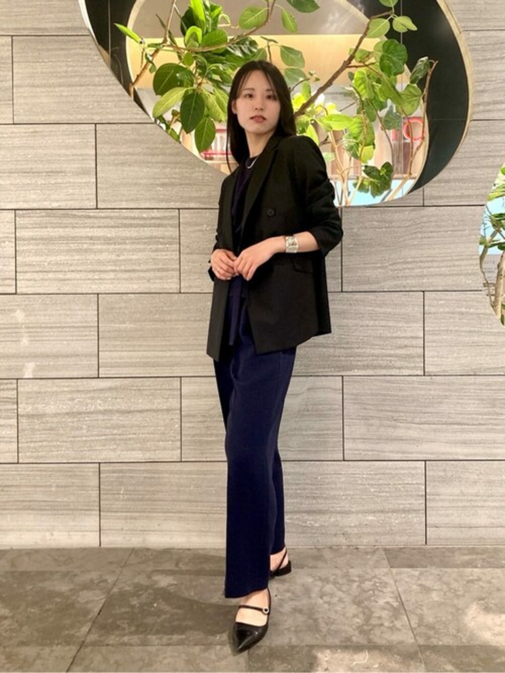 ブラック系のスーツジャケット、グレー系のシャツ/ブラウス、ブルー系のその他パンツを着用したレディースの春コーディネートの1枚目の写真