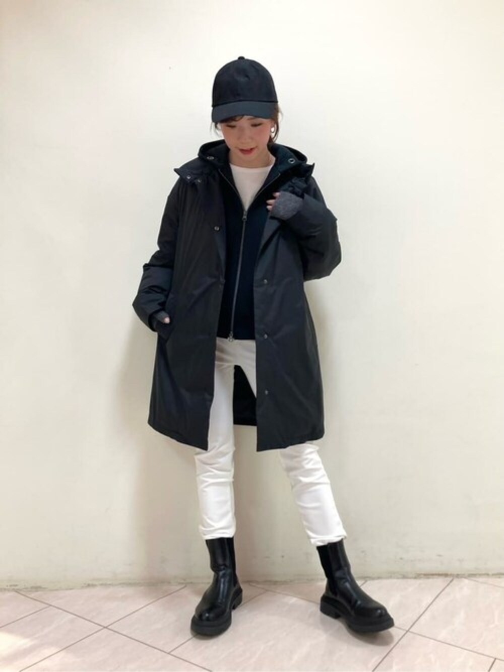 ブラック系のその他アウター、グレー系のパーカー、ホワイト系のTシャツ/カットソーを着用したレディースの春コーディネートの1枚目の写真