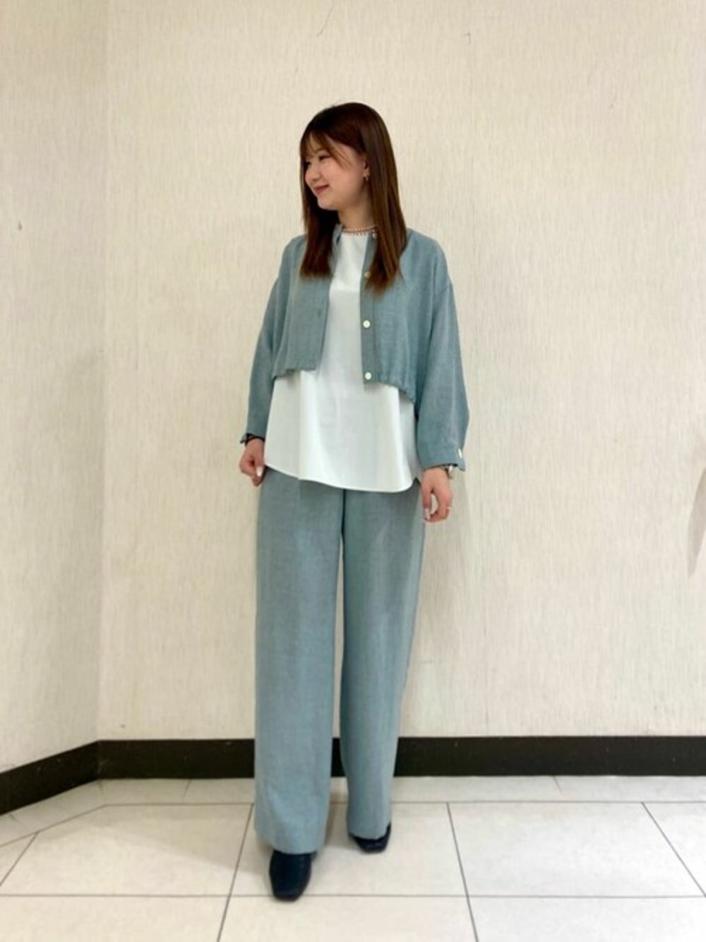 ホワイト系のネックレスを着用したレディースの春コーディネートの1枚目の写真