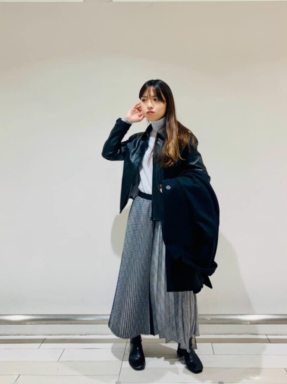 ブラック系のその他アウター、グレー系のTシャツ/カットソーを着用したレディースの春コーディネートの1枚目の写真