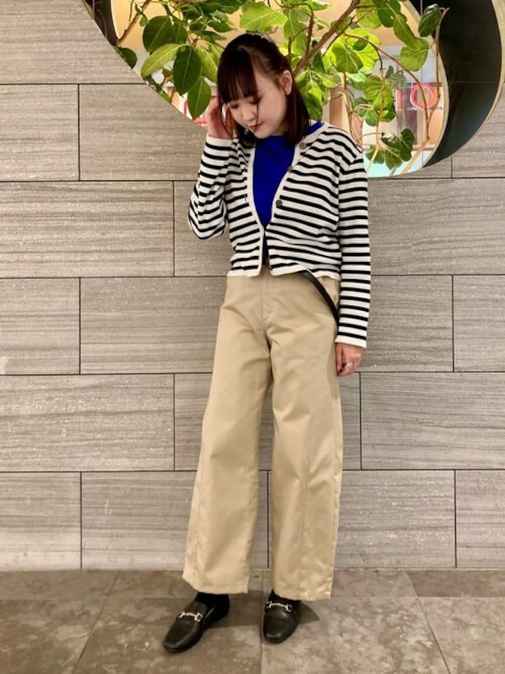 ベージュ系のチノパンツ、ブルー系のTシャツ/カットソー、ホワイト系のカーディガン/ボレロを着用したレディースの春コーディネートの1枚目の写真