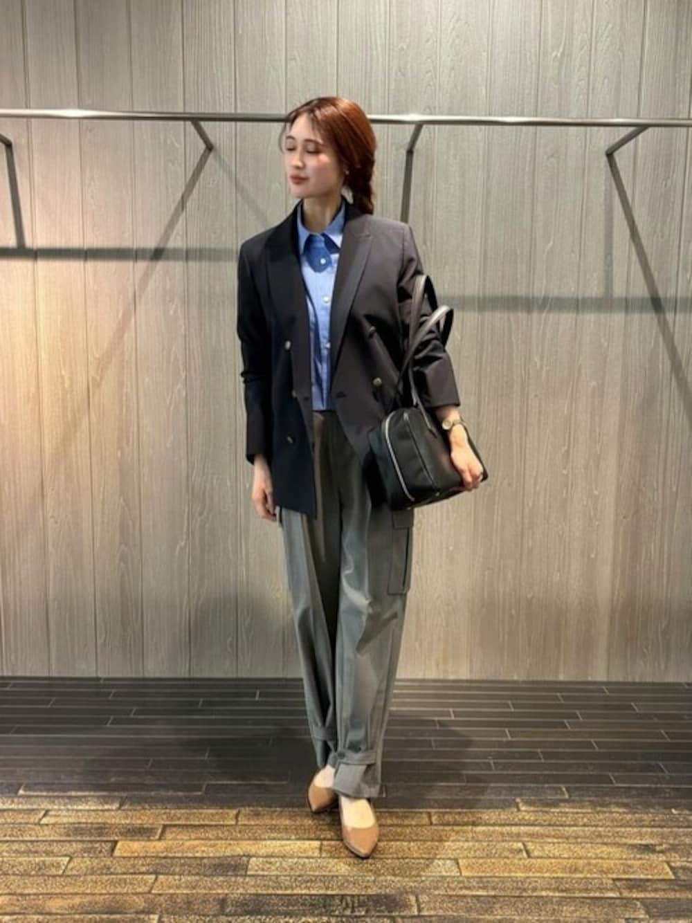 ブルー系のセットアップ、ブルー系のシャツ/ブラウス、グレー系のカーゴパンツを着用したレディースの春コーディネートの1枚目の写真