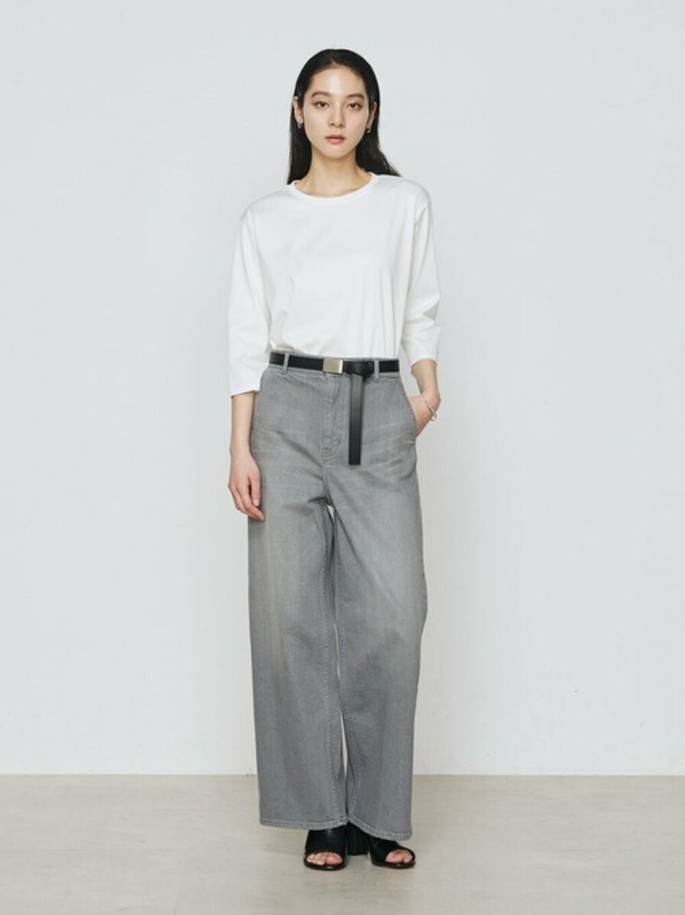 ホワイト系のTシャツ/カットソー、グレー系のデニムパンツを着用したレディースの春コーディネートの1枚目の写真