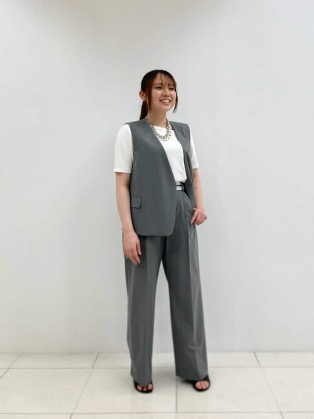 ブラック系のベスト、ホワイト系のTシャツ/カットソー、グレー系のその他パンツを着用したレディースの春コーディネートの1枚目の写真