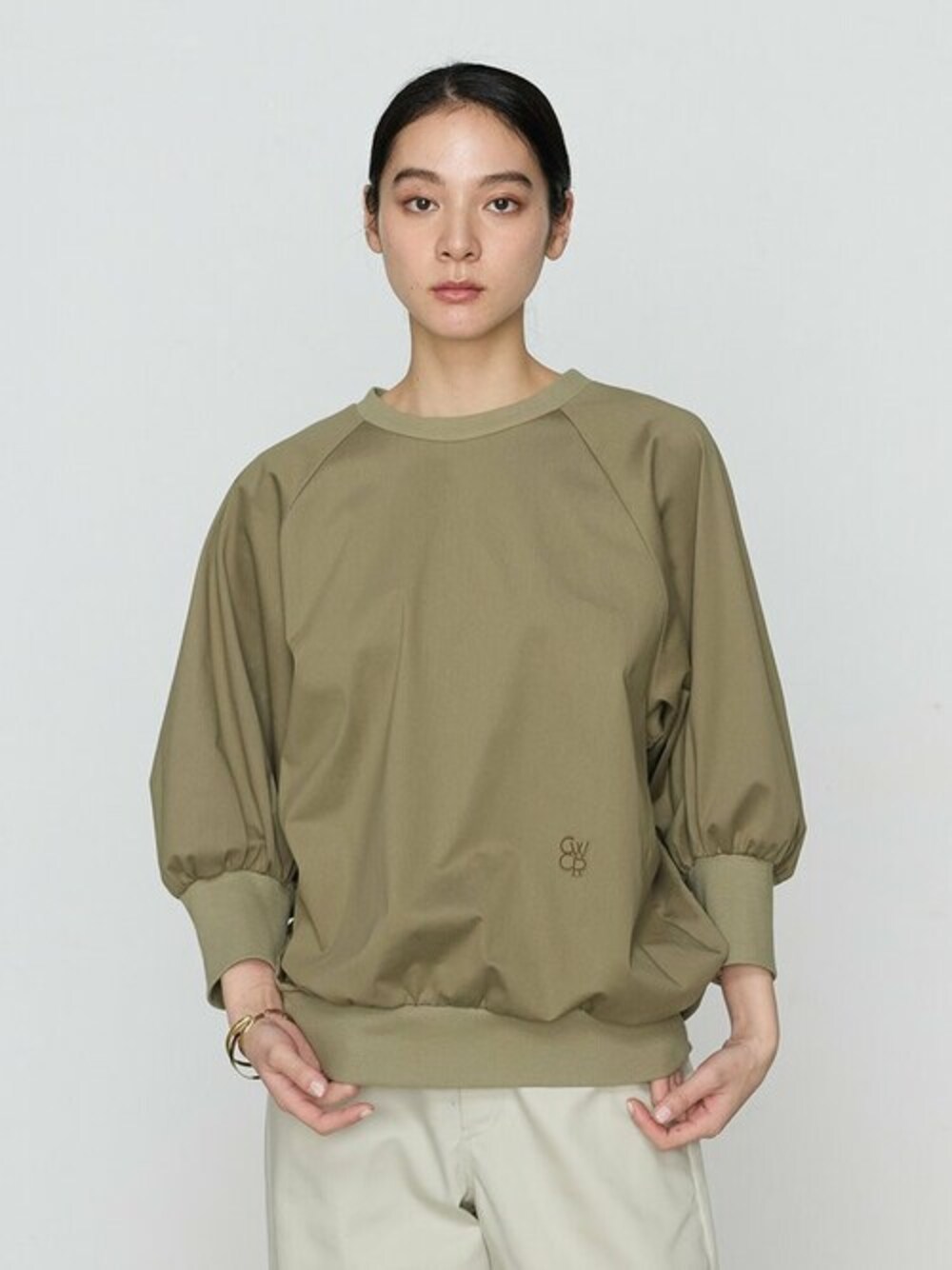ホワイト系のTシャツ/カットソーを着用したレディースの春コーディネートの1枚目の写真