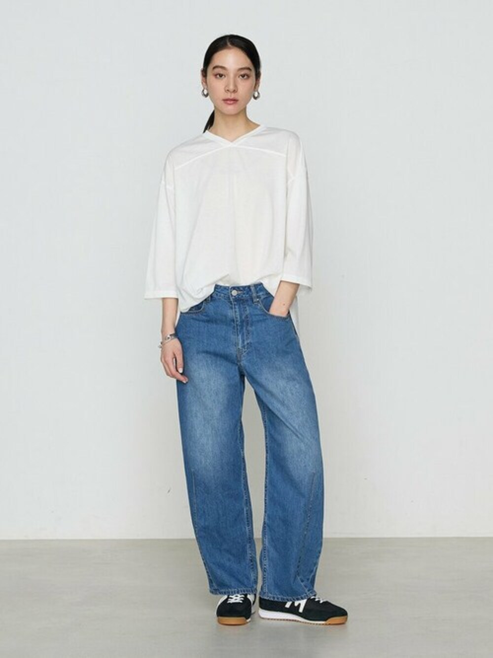 ホワイト系のTシャツ/カットソーを着用したレディースの春コーディネートの1枚目の写真