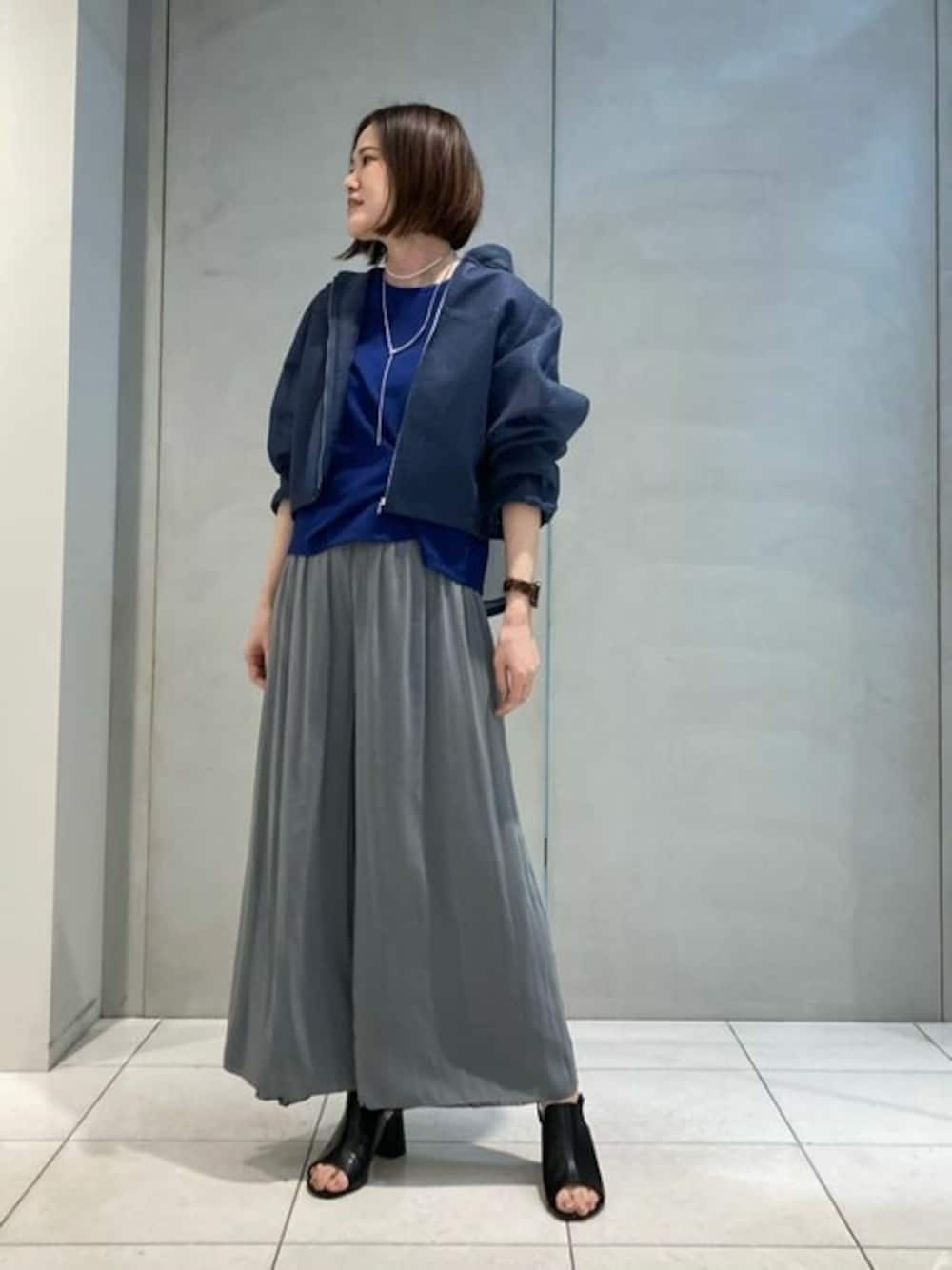 ブルー系のTシャツ/カットソー、グリーン系のその他パンツ、ブラック系のサンダルを着用したレディースの春コーディネートの1枚目の写真