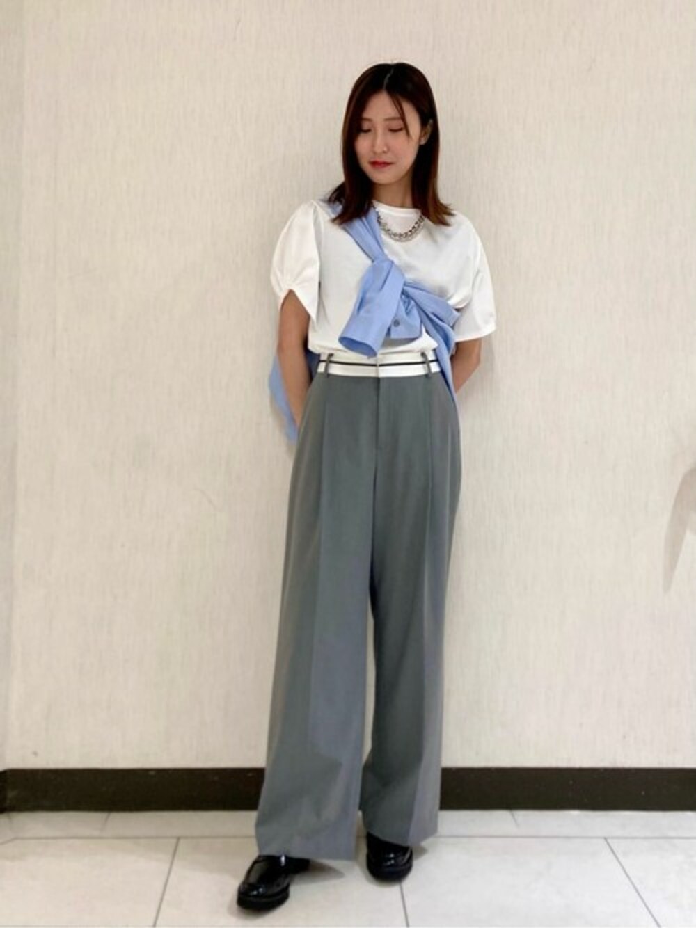 ブルー系のシャツ/ブラウス、ホワイト系のTシャツ/カットソー、グレー系のその他パンツを着用したレディースの春コーディネートの1枚目の写真