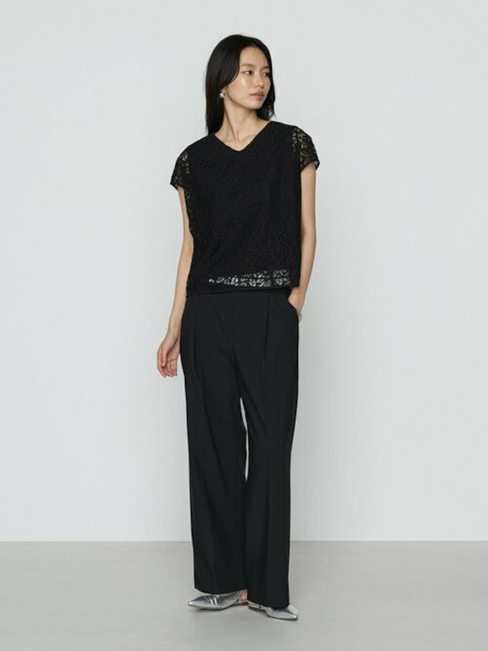 ブラック系のシャツ/ブラウスを着用したレディースの春コーディネートの1枚目の写真