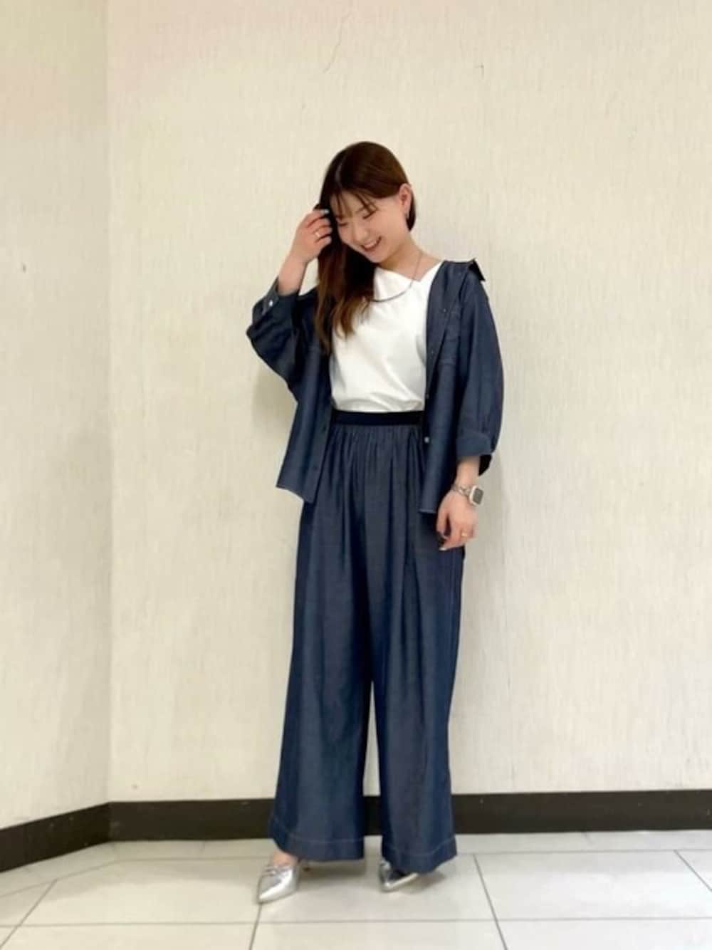 ホワイト系のTシャツ/カットソー、ブルー系のその他パンツを着用したレディースの春コーディネートの1枚目の写真
