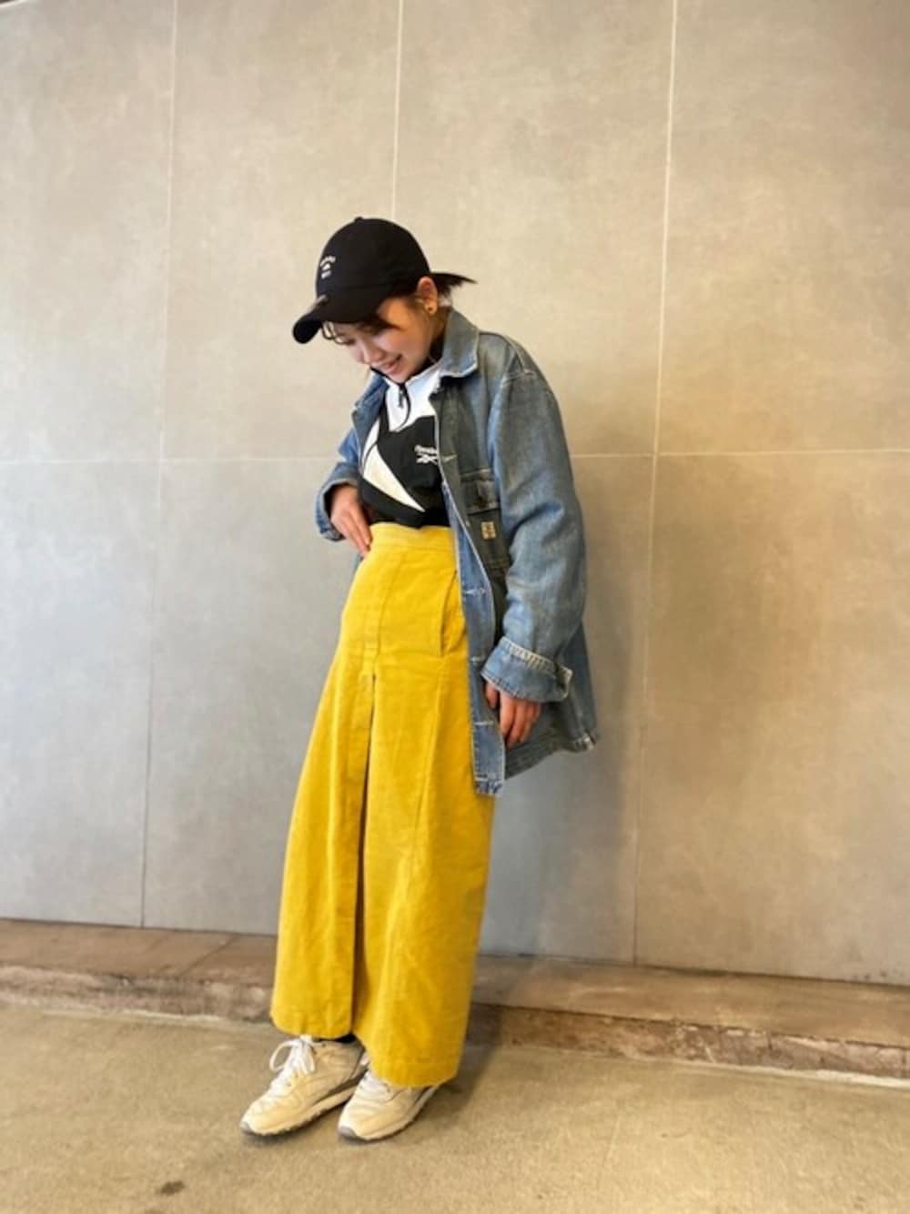「スニーカー、デニムジャケット、ビンテージ、白スニーカー、コーデュロイスカート、Reebok(Reebok)、リーボック(Reebok)、トラックジャケット、Reebokclassic、クラシックレザー」｜「Reebokのクラシックス ベクター トラック ジャケット / Classics Vector Track Jacket（ジャケット/アウター、ブラック系）」を使った、リーボックさん（レディース・155cm）の春コーディネートの1枚目の写真