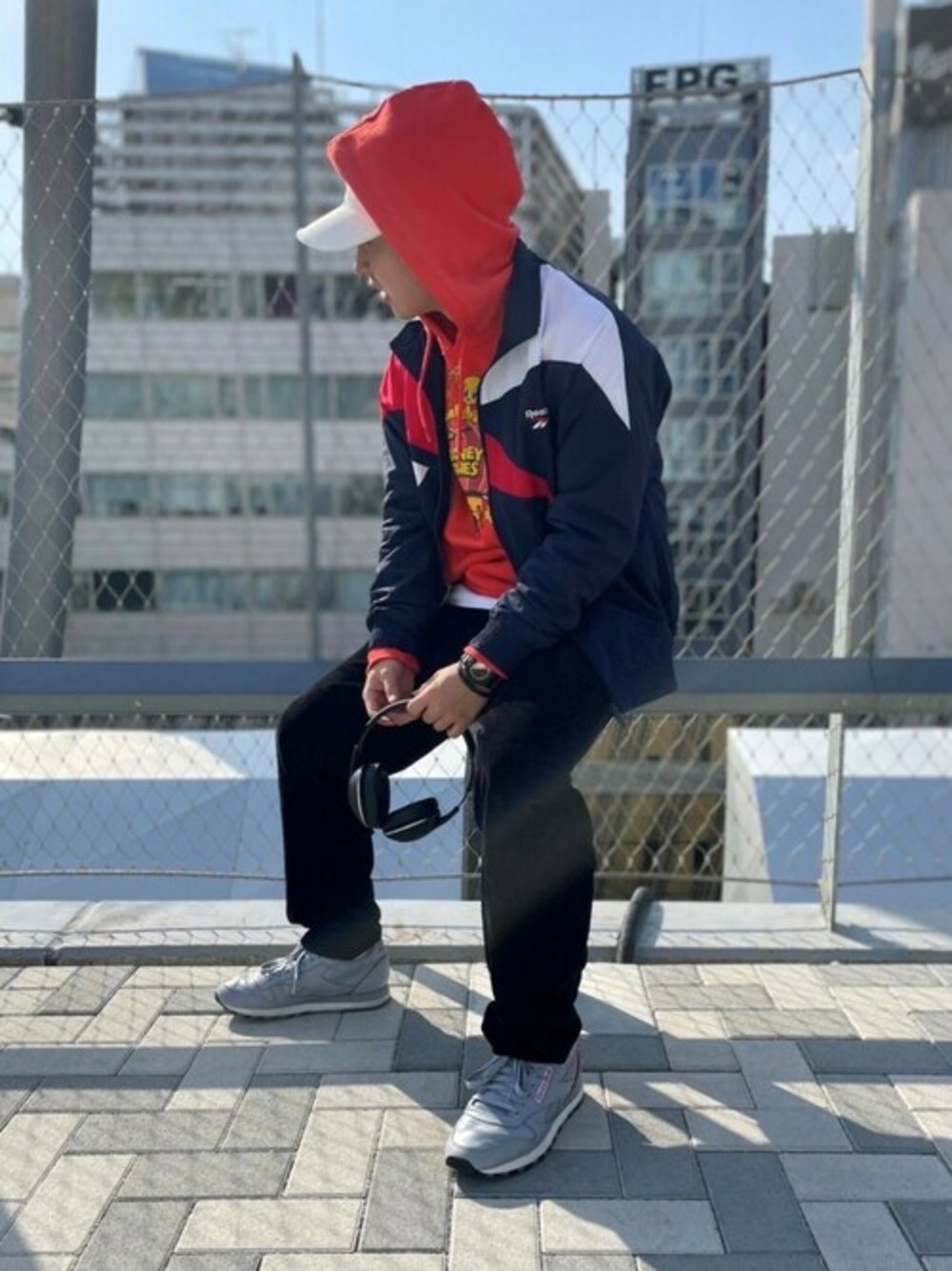 「スニーカー、ジャケット、キャップ、ネイビー、ストリート、Reebok(Reebok)、リーボック(Reebok)、シンプルコーデ、リーボッククラシック、Reebokclassic」｜「Reebokのクラシックス ベクター トラック ジャケット / Classics Vector Track Jacket（ジャケット/アウター、その他）」を使った、リーボックさん（メンズ・168cm）の春コーディネートの1枚目の写真