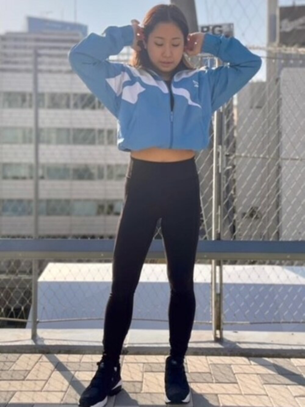「ジャケット、レギンス、スニーカーコーデ、スポーツミックス、ポンプフューリー、Reebok(Reebok)、リーボック(Reebok)、黒コーデ、リーボッククラシック、Reebokclassic」｜「Reebokのクラシックス ベクター トラック ジャケット / Classics Vector Track Jacket（ジャケット/アウター、その他）」を使った、リーボックさん（レディース・154cm）の春コーディネートの1枚目の写真