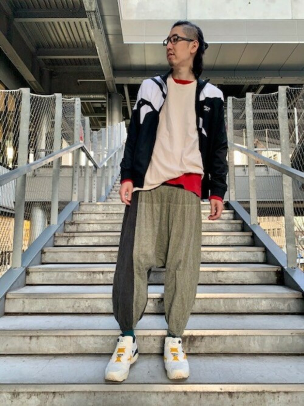 「ジャケット、reebok、サルエルパンツ、ポンプフューリー、Reebok(Reebok)、リーボック(Reebok)、ベージュコーデ、トラックジャケット、PUMP FURY、Reebokclassic」｜「Reebokのクラシックス ベクター トラック ジャケット / Classics Vector Track Jacket（ジャケット/アウター、ブラック系）」を使った、リーボックさん（メンズ・190cm）の春コーディネートの1枚目の写真