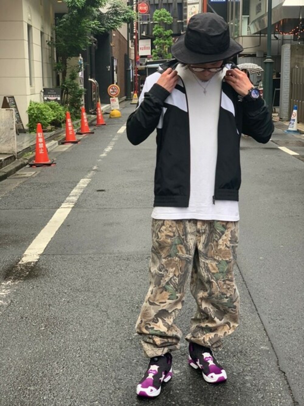 「スニーカー、カモフラ、迷彩、ポンプフューリー、Reebok(Reebok)、リーボック(Reebok)、トラックジャケット、Reebokclassic」｜「Reebokのインスタポンプ フューリー95 / Instapump Fury 95（シューズ、ブラック系）」を使った、リーボックさん（メンズ・170cm）の春コーディネートの1枚目の写真