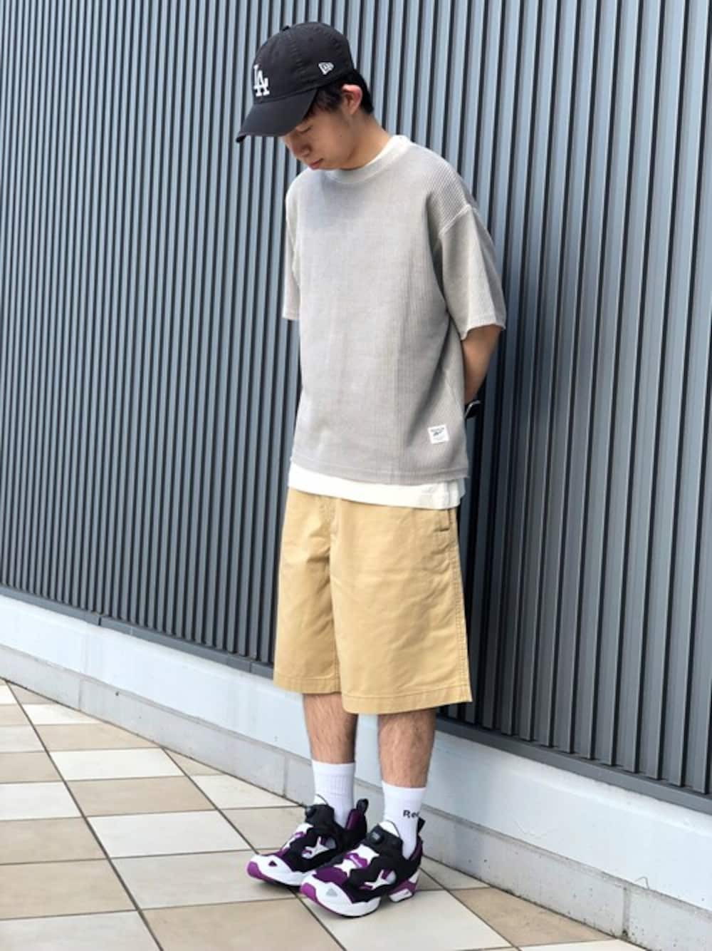 「ベージュ、reebok、レイヤードスタイル、ポンプフューリー、リーボック(Reebok)、PUMP FURY、Reebokclassic、INSTAPUMP FURY」｜「Reebokのクラシックス ナチュラルダイ Tシャツ / Classics Natural Dye T-Shirt / リーボック（メンズ）（Tシャツ/カットソー、ホワイト系）」を使った、リーボックさん（メンズ・170cm）の春コーディネートの1枚目の写真