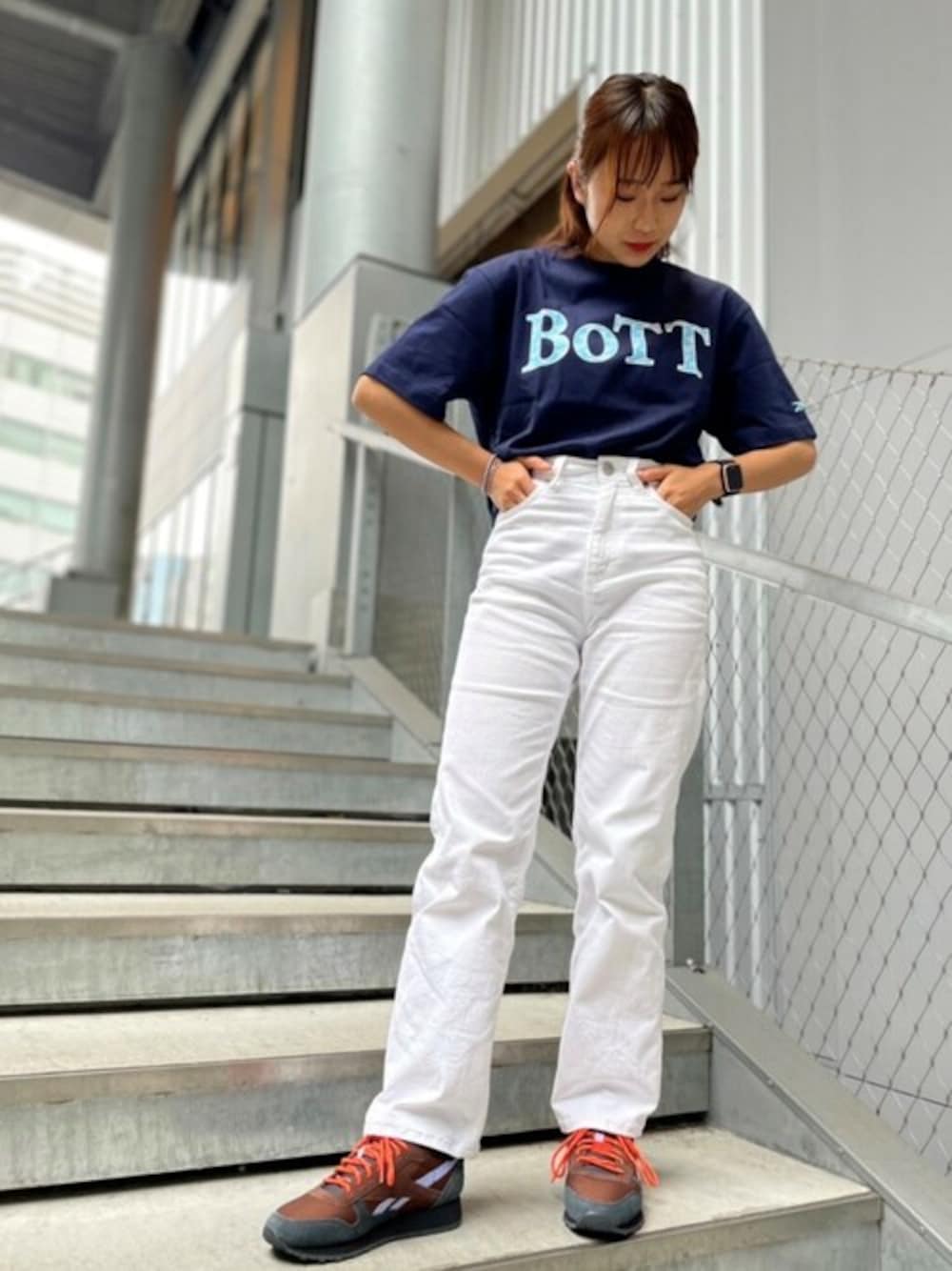 「ネイビー、reebok、リーボック、リーボック(Reebok)、ネイビー×ホワイト、Reebokclassic、クラシックレザー、リーボックラブ、bott、reebokstoreshibuya」｜「ReebokのCLASSIC LEATHER（シューズ、ブラウン系）」を使った、リーボックさん（レディース・158cm）の秋コーディネートの1枚目の写真