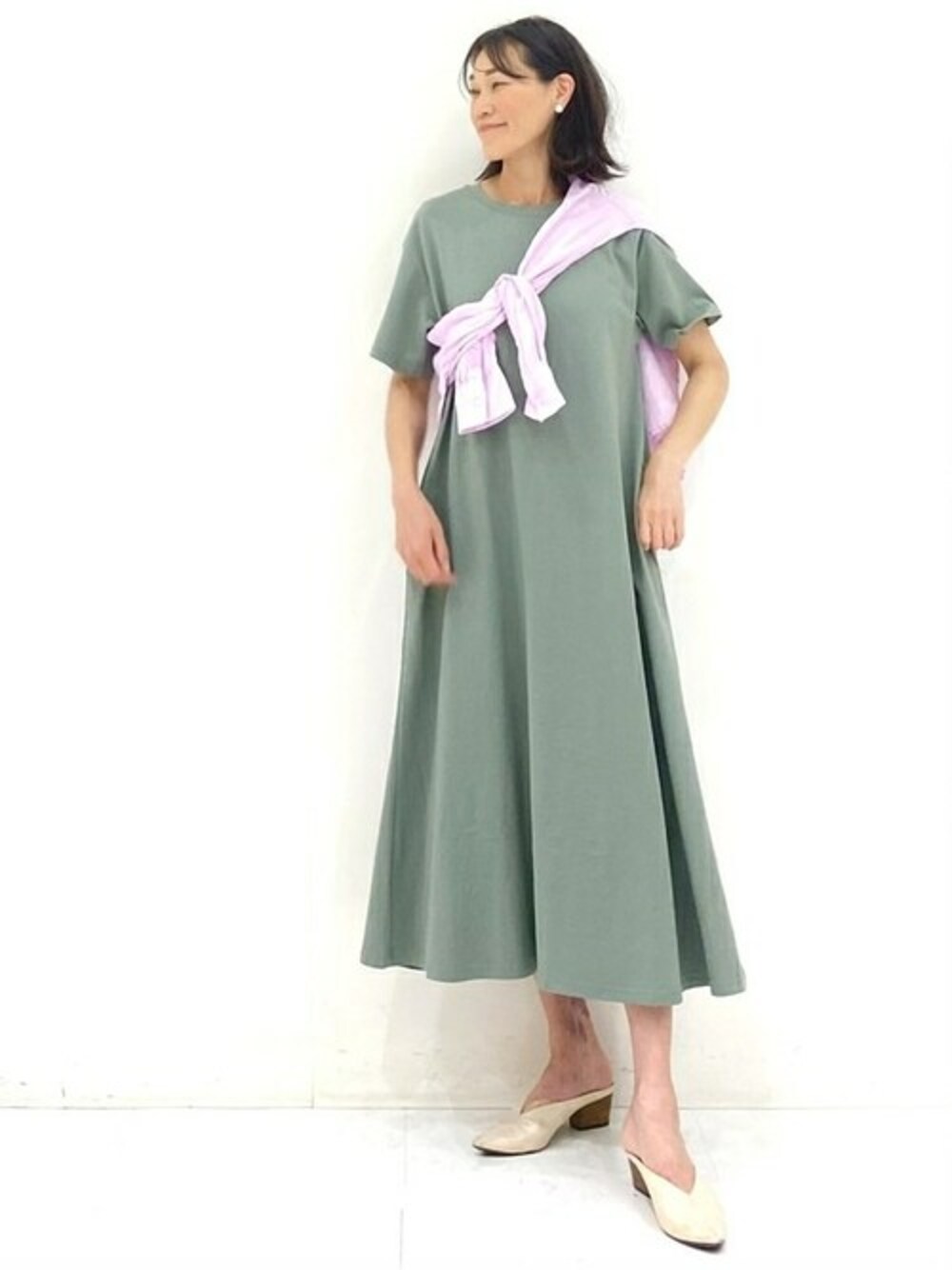 グリーン系のワンピース、パープル系のシャツ/ブラウスを着用したレディースの春コーディネートの1枚目の写真