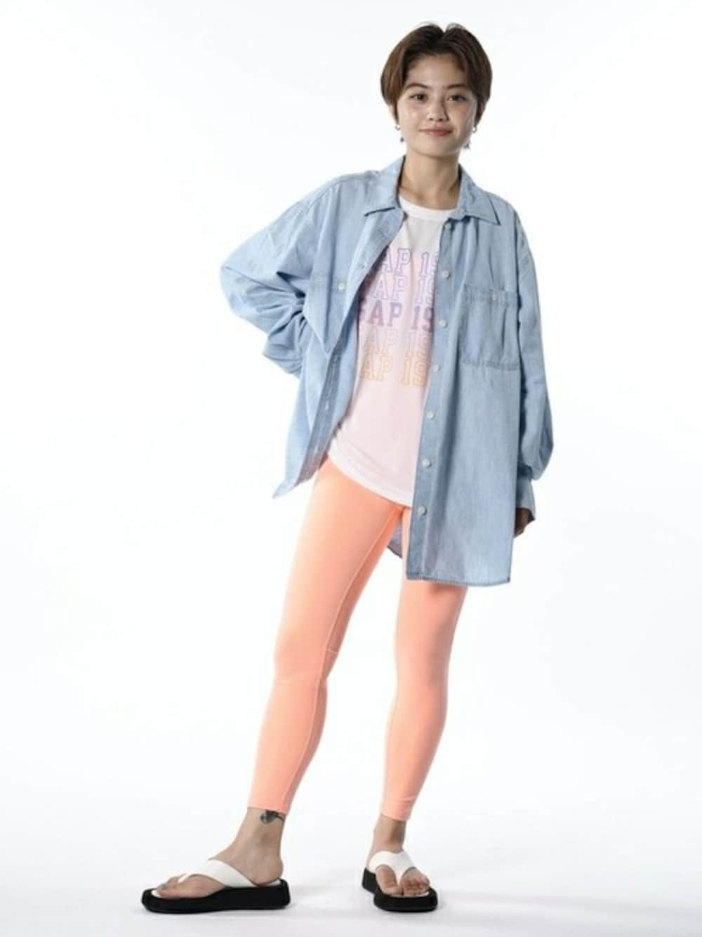 ホワイト系のTシャツ/カットソー、ブルー系のシャツ/ブラウス、オレンジ系のレギンス/スパッツを着用したレディースの夏コーディネートの1枚目の写真