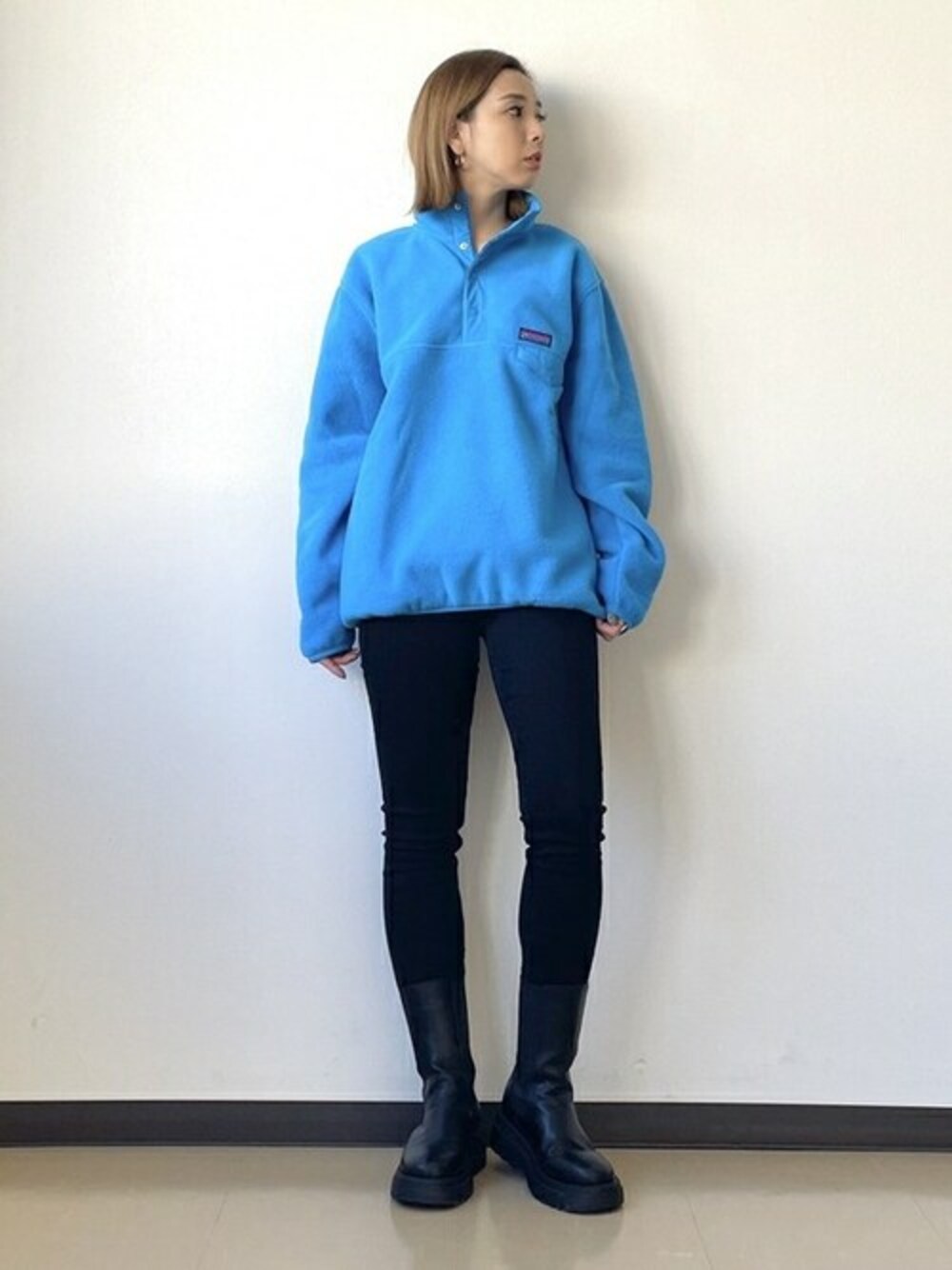 その他のスウェット、ブラック系のデニムパンツを着用したレディースの秋コーディネートの1枚目の写真