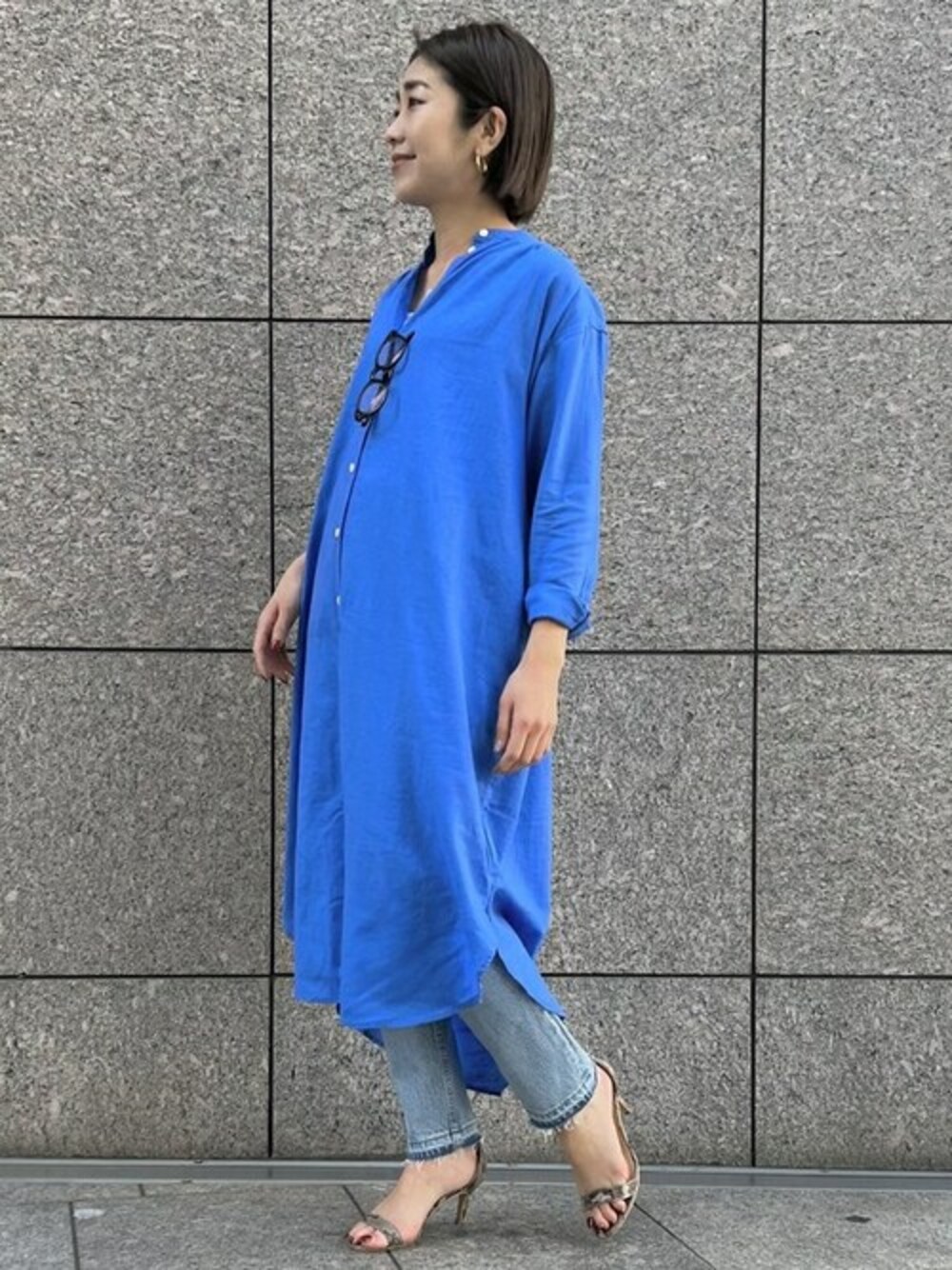 ブルー系のワンピース、ブルー系のデニムパンツを着用したレディースの春コーディネートの1枚目の写真