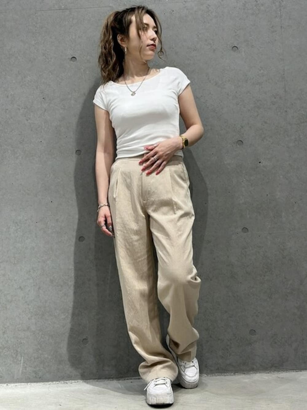 ホワイト系のTシャツ/カットソー、ベージュ系のその他パンツを着用したレディースの夏コーディネートの1枚目の写真