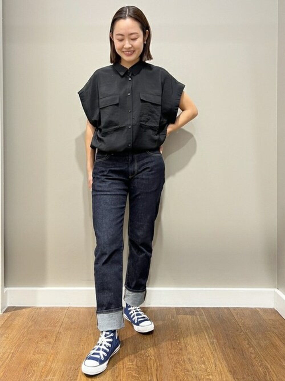 ブラック系のシャツ/ブラウス、ブルー系のデニムパンツを着用したレディースの夏コーディネートの1枚目の写真