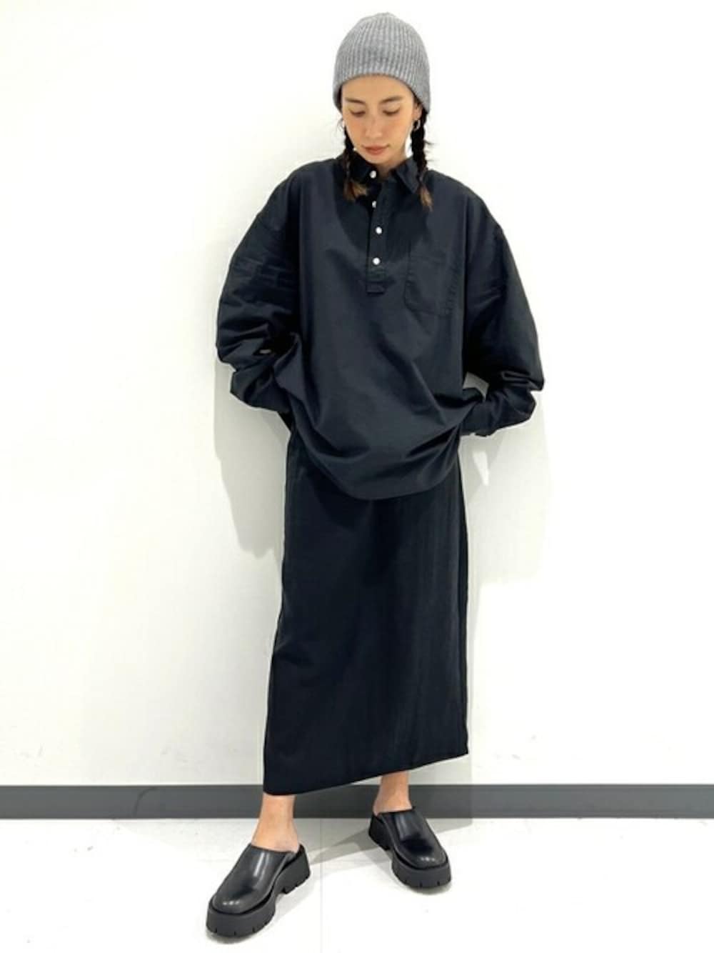 ブラック系のシャツ/ブラウス、ブラック系のスカートを着用したレディースの秋コーディネートの1枚目の写真