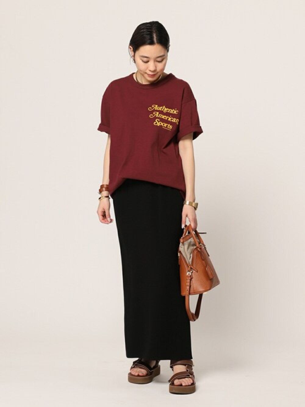 ブラック系のTシャツ/カットソーを着用したレディースの春コーディネートの1枚目の写真