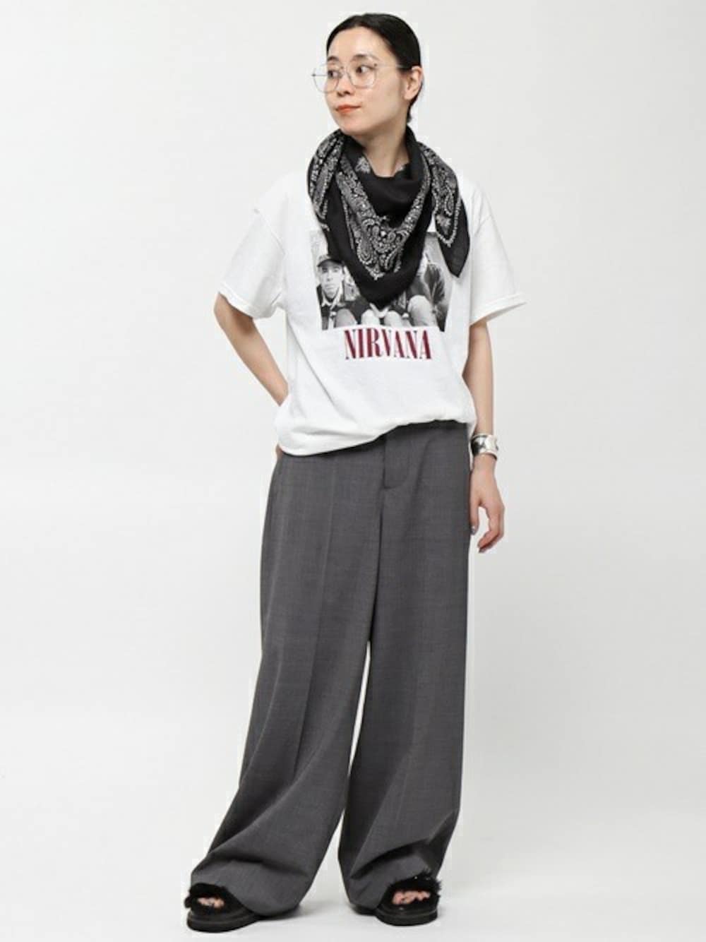 ホワイト系のTシャツ/カットソー、グレー系のスラックス、ブラック系のサンダルを着用したレディースの夏コーディネートの1枚目の写真