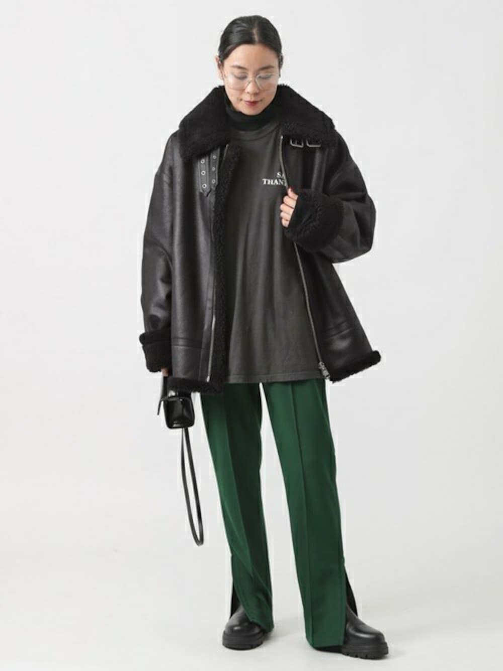 グレー系のTシャツ/カットソー、ブラック系のブーツ、ブラック系のニット/セーターを着用したレディースの秋コーディネートの1枚目の写真