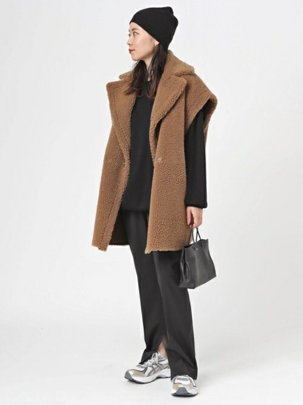 「大人カジュアル、ビーニー、ムートンベスト、スリットパンツ、APSTUDIO、エーピーストゥディオ」｜「AP STUDIOの【FURLING by GIANI】mouton vest（ムートンコート、イエロー系）」を使った、STAFF.Ayaさん（レディース・158cm）の秋コーディネートの1枚目の写真