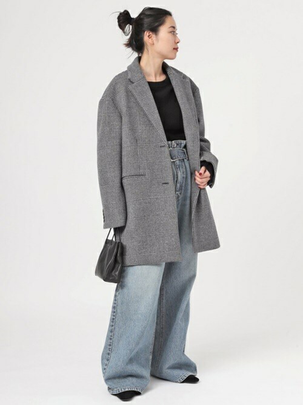 「チェスターコート、ウール、チェック柄、APSTUDIO、エーピーストゥディオ」｜「Tony Biancoの【TONY BIANCO/トニービアンコ】suede short boots（ブーツ、ブラック系）」を使った、STAFF.Ayaさん（レディース・158cm）の秋コーディネートの1枚目の写真