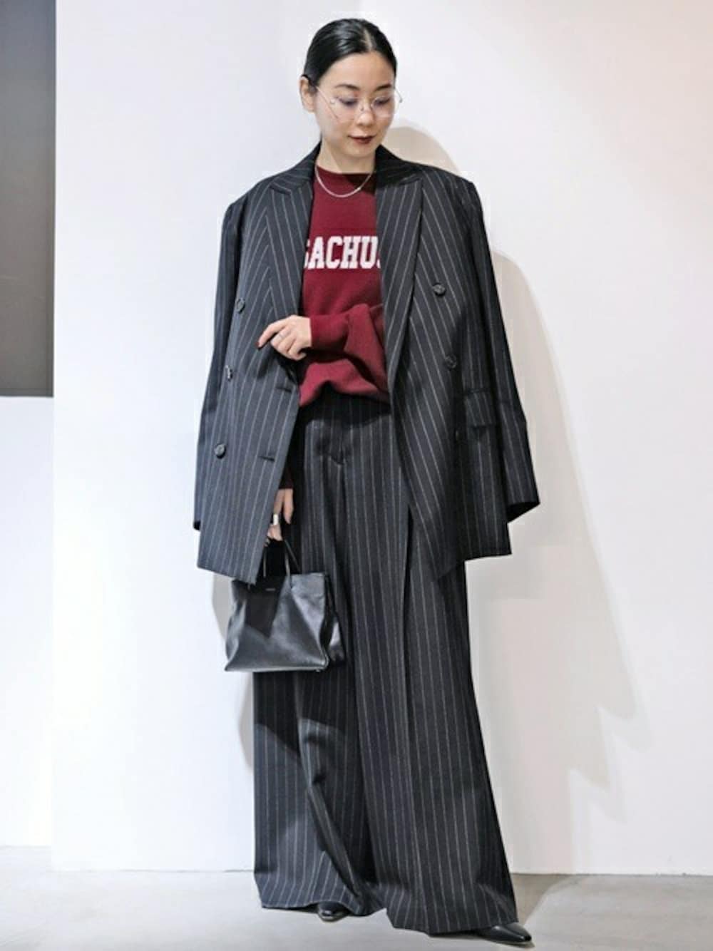 「カジュアル、ニットプルオーバー、ジャケットスタイル、APSTUDIO、エーピーストゥディオ」｜「AP STUDIOのStriped Shoulder Jacket（ノーカラージャケット、ブラック系）」を使った、STAFF.Ayaさん（レディース・158cm）の秋コーディネートの1枚目の写真