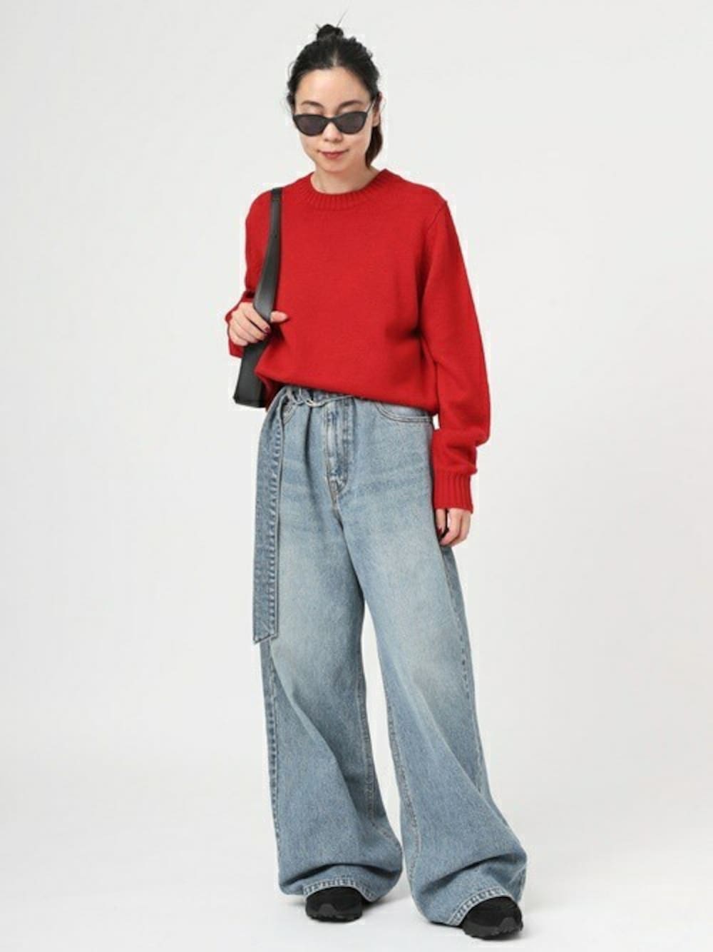 「ニット、ジーンズ、クルーネックニット、レッド、ハイウエスト、カラーニット、APSTUDIO、エーピーストゥディオ」｜「EVERYDAY I LIKE.のクラシッククルーネックセーター（ニット/セーター、レッド系）」を使った、STAFF.Ayaさん（レディース・158cm）の秋コーディネートの1枚目の写真