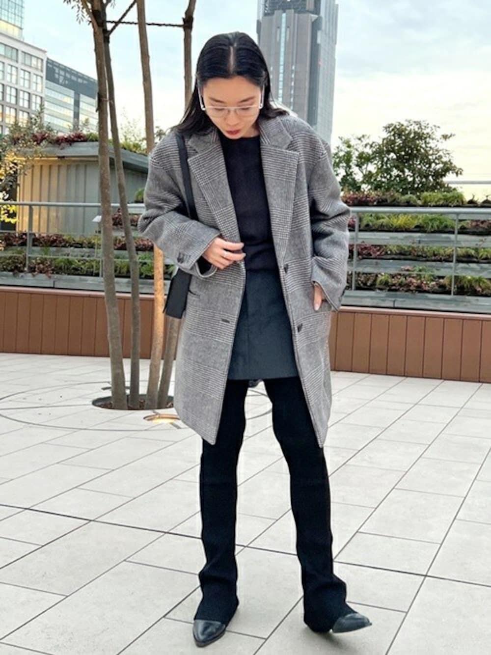 「コート、アウター、チェスターコート、レイヤードスタイル、ニットレギンス、APSTUDIO、エーピーストゥディオ」｜「EVERYDAY I LIKE.のChester Coat (Check)（その他アウター、ブラック系）」を使った、STAFF.Ayaさん（レディース・158cm）の冬コーディネートの1枚目の写真