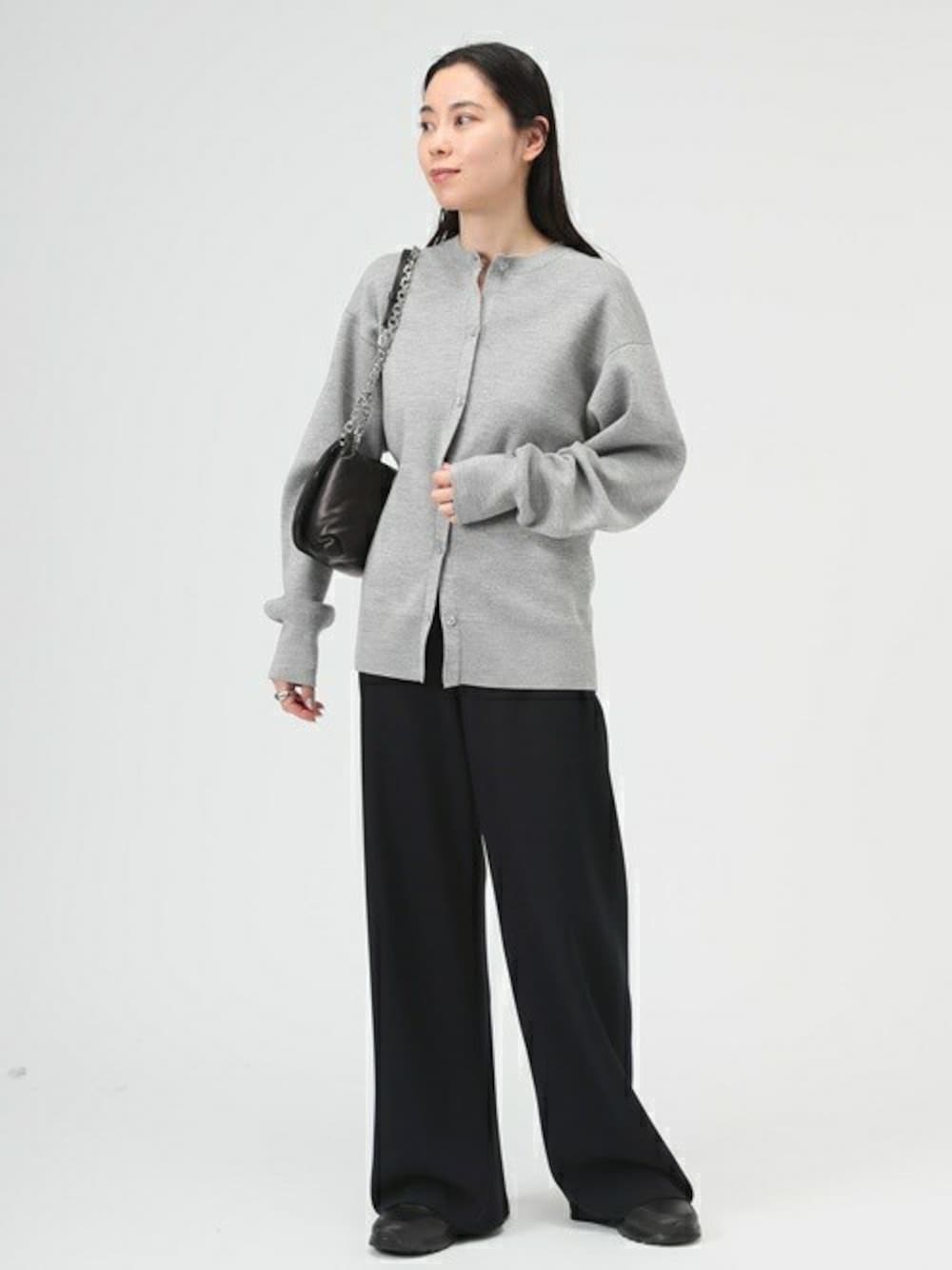 「カーディガン、パンツ、イージーパンツ、エアマックス、APSTUDIO、エーピーストゥディオ」｜「AP STUDIOのwool C/N cardigan（カーディガン/ボレロ、グレー系）」を使った、STAFF.Ayaさん（レディース・158cm）の冬コーディネートの1枚目の写真