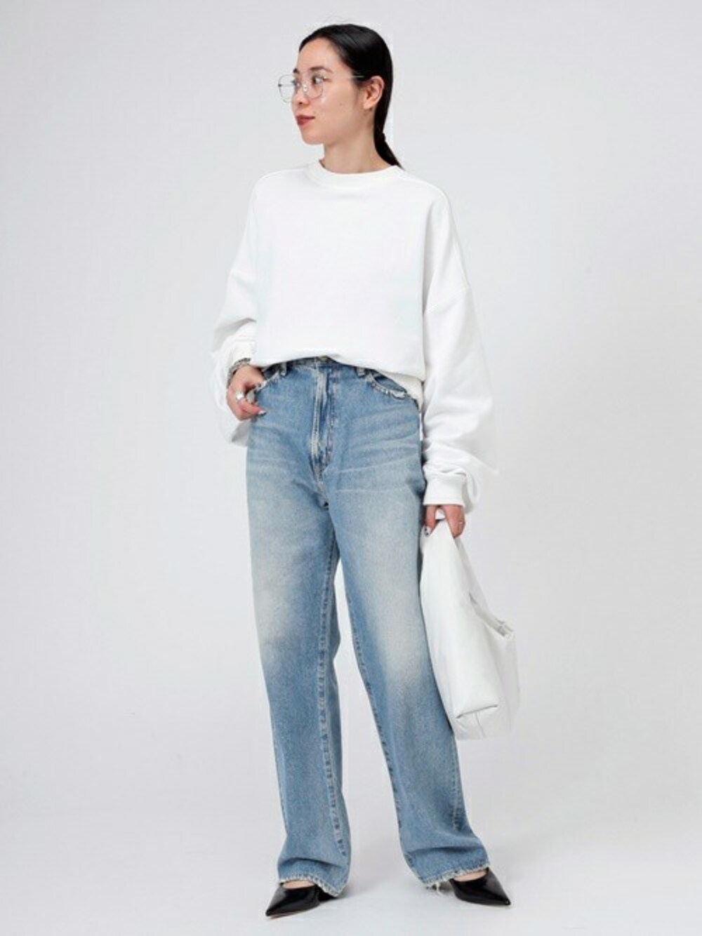 「スウェット、デニム、パンツ、ハイウエスト、ストレートデニム、APSTUDIO、エーピーストゥディオ」｜「NEEDBY heritageの【NEEDBY heritage/ニードバイヘリテージ】VINTAGE NO.7（デニムパンツ、ブルー系）」を使った、STAFF.Ayaさん（レディース・158cm）の冬コーディネートの1枚目の写真