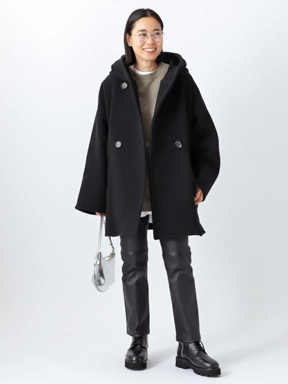 ブラック系のその他アウター、ベージュ系のスウェット、ホワイト系のTシャツ/カットソーを着用したレディースの秋コーディネートの1枚目の写真