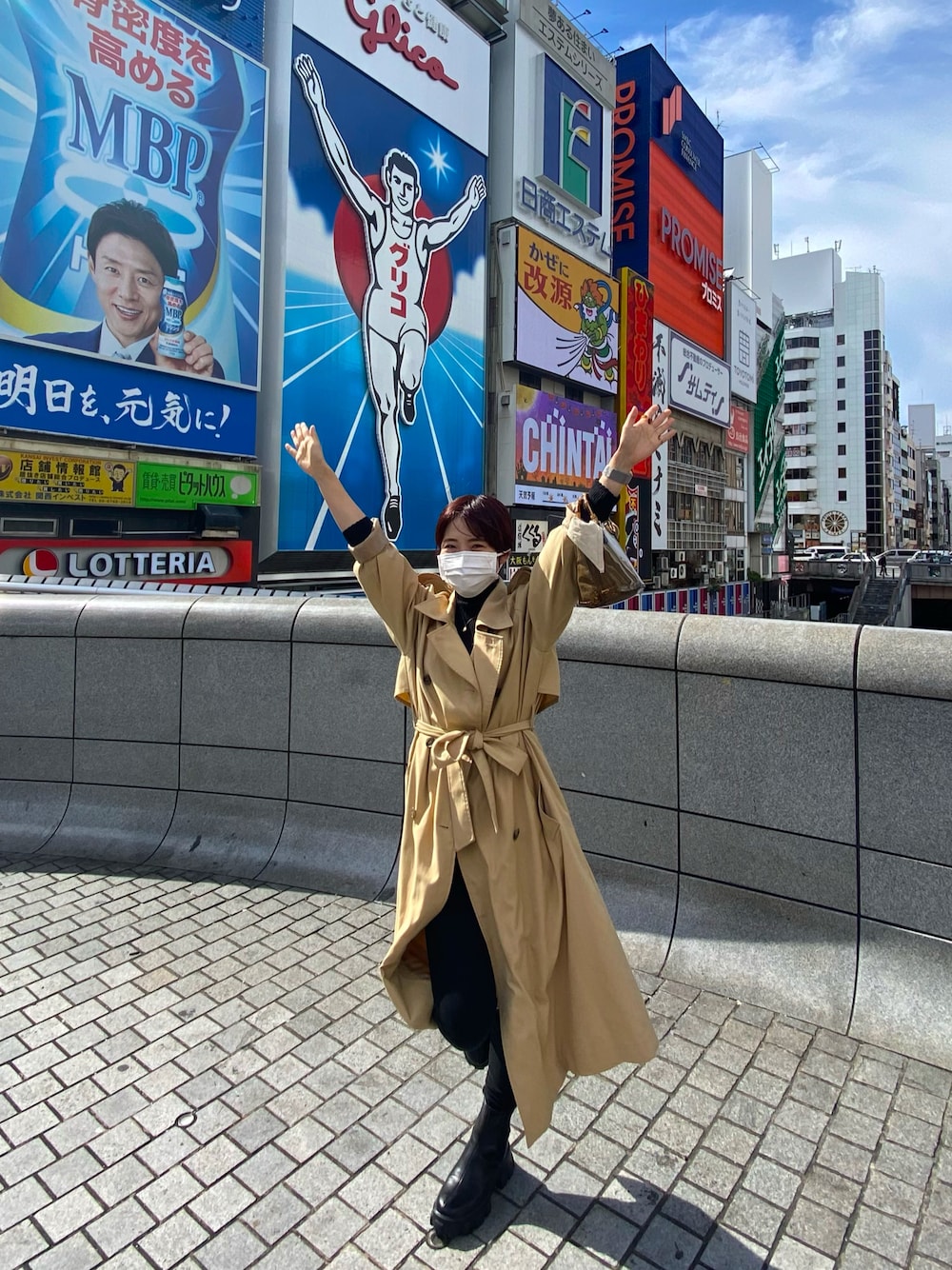「秋トレンド2021、秋コーデ、ワントーンコーデ、オトナ女子、ショートブーツ、シンプルコーデ、ブラック、厚底シューズ、タートルネック、wearhalloween2021、サイドゴアブーツ、黒スキニー、トレンチコート、KBF、who's who chico」｜「KBFのBIGカラートレンチコート（トレンチコート、ベージュ系）」を使った、nanomiさん（レディース・158cm）の秋コーディネートの1枚目の写真