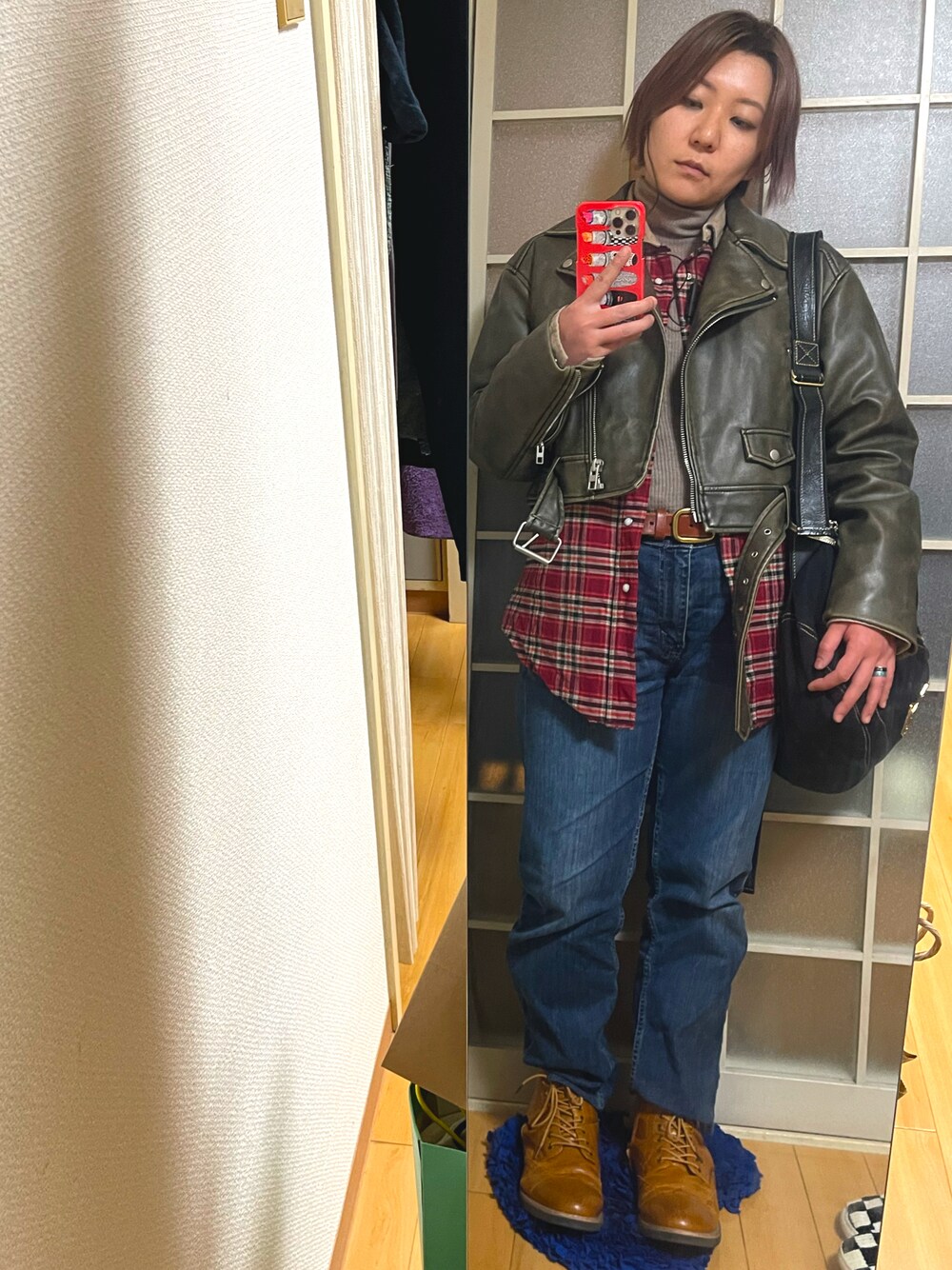 「WEAR文芸部」｜「古着。のアイテム（シャツ/ブラウス、レッド系）」を使った、みひろさん（レディース・159cm）の冬コーディネートの1枚目の写真