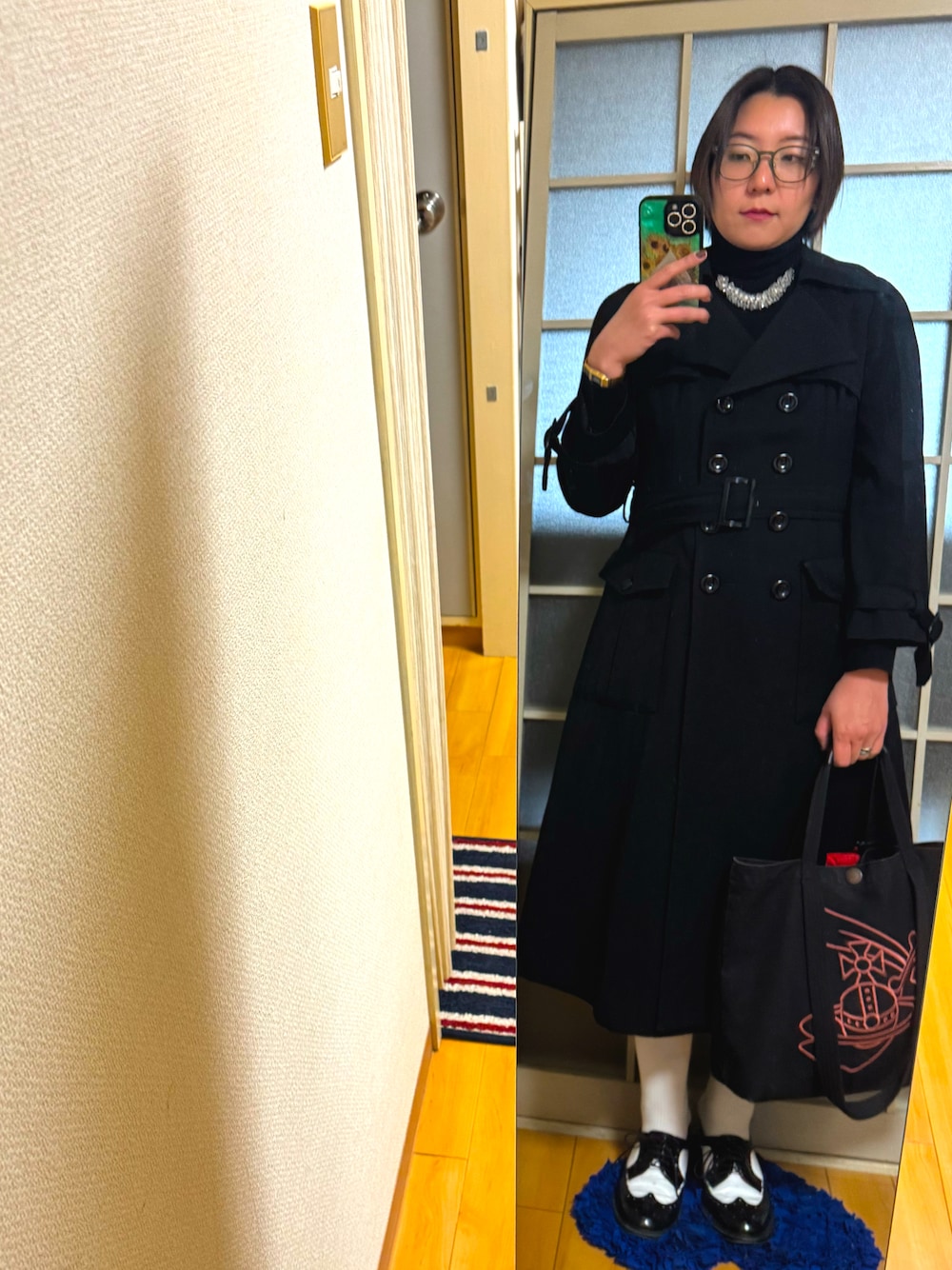ブラック系のドレスシューズ、ブラック系のジャケット/アウターを着用したレディースの冬コーディネートの1枚目の写真
