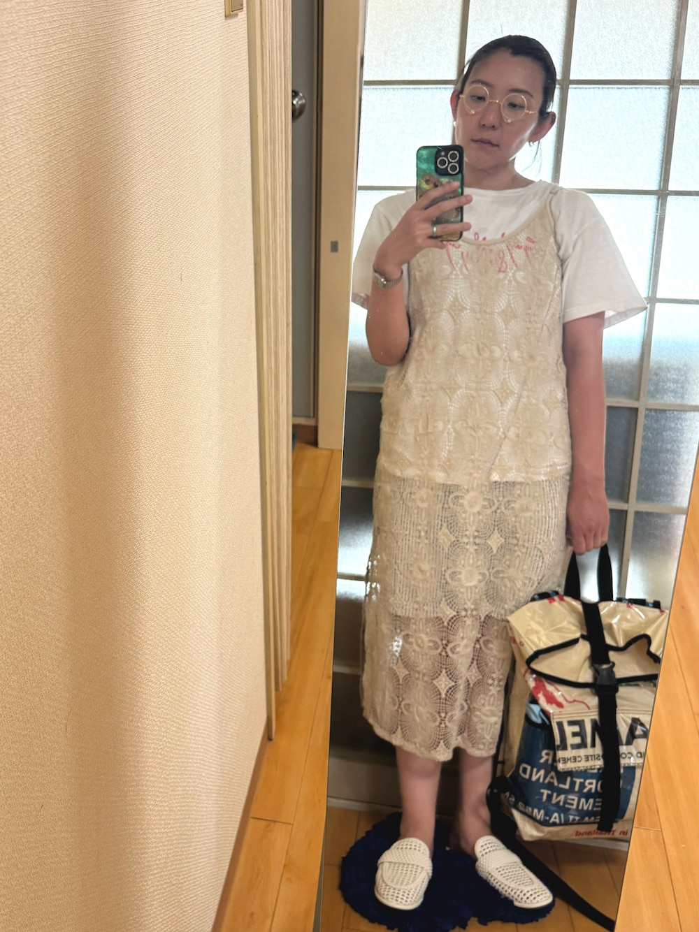 「WEAR文芸部」｜「CHARLES & KEITHのウーブンスリップオンフラット（サンダル、ホワイト系）」を使った、みひろさん（レディース・159cm）の夏コーディネートの1枚目の写真